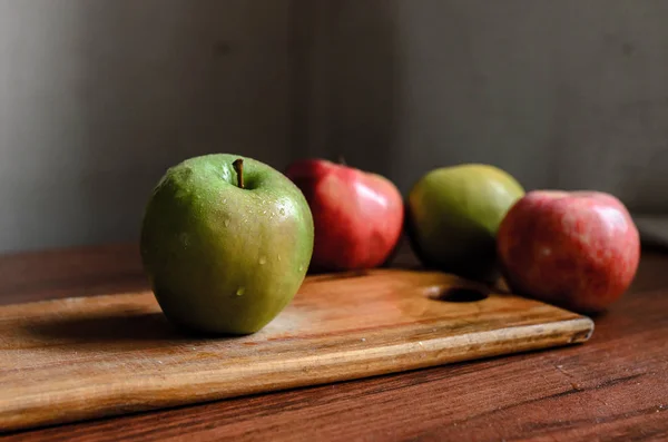 Nature morte des pommes sur la table . — Photo