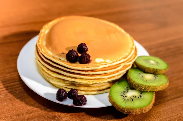 Pancake lezat dengan madu, kiwi dan berry . — Stok Foto