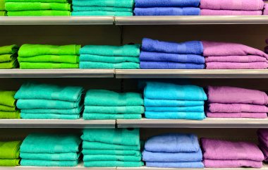 Raflar renkli havlu ile.