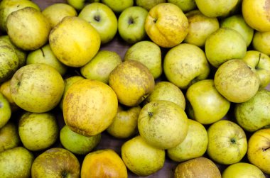 Piyasada satılan taze organik elma