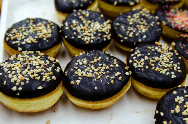 Çörek çikolata ve renkli tepesi ile.