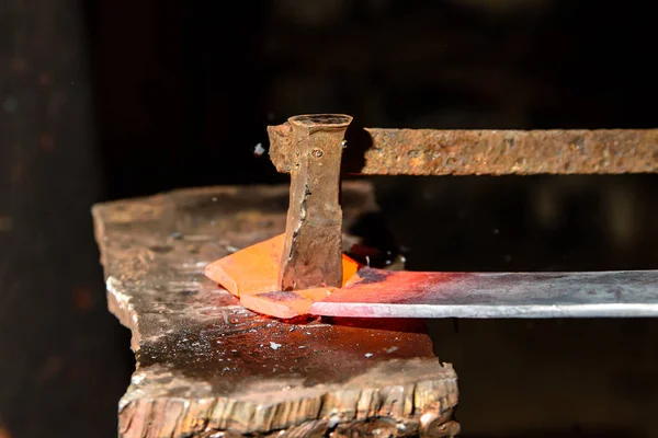 Cutting hot metal in the smithy. — Stock Photo, Image