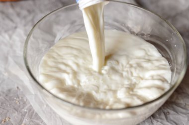 Süt bir cam tabak içinde dökülür.