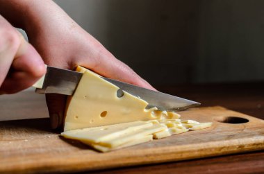 Peynir ahşap bir gemide Dilimleme.