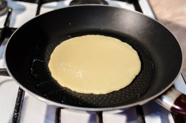 Kızartma tavasında krep pişirmek.