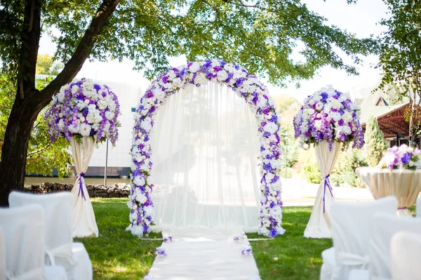 Hochzeitsbogen über die Natur der weißen und violetten Farbtöne. — Stockfoto