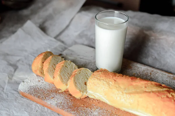 Natura morta di un bicchiere di latte e pane a fette . — Foto Stock