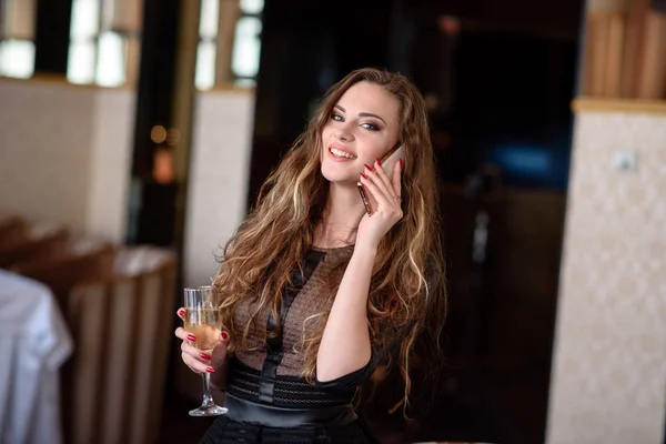 Jolie fille parlant au téléphone au restaurant . — Photo