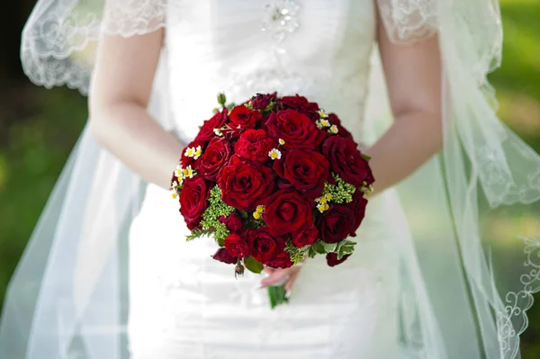 Bouquet de mariage entre les mains de la mariée. — Photo