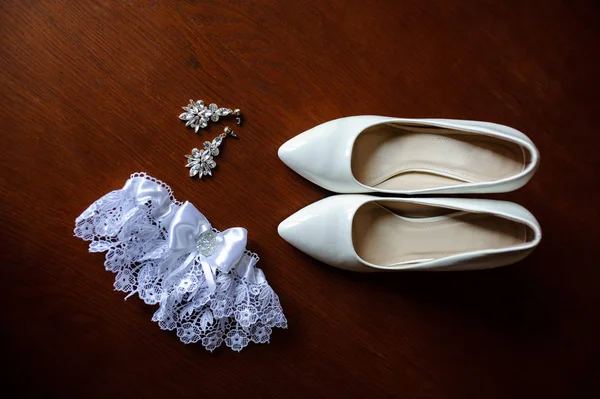 Sapatos de dama de honra, Jarreteira e brincos — Fotografia de Stock