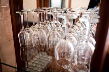 Boş şarap bardakları bileşimi.