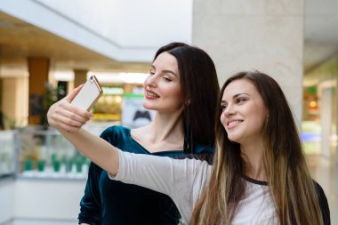 Güzel kızlar selfi alışveriş merkezi yapıyor.