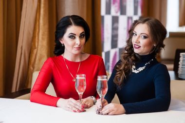 Kutlama. Güzel kızlar şampanya içmek.