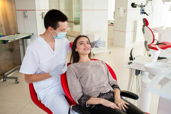 Tandläkaren behandling av tänder med en vacker flicka. — Stockfoto