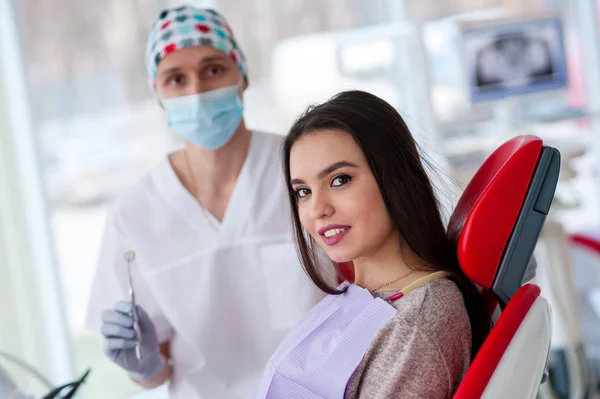 Porträtt av en tandläkare och en vacker flicka i tandvård. — Stockfoto