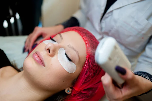 Hardware hydratatie van de huid in de cosmetologie salon. — Stockfoto