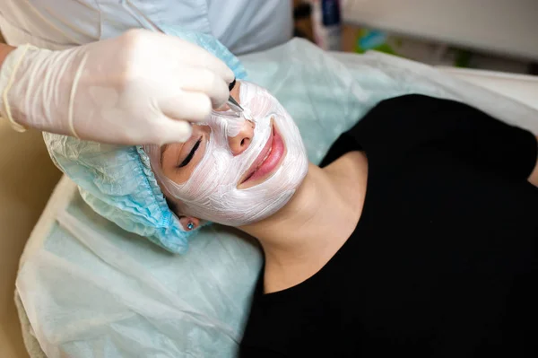 Kosmetolog gör masken vacker flicka — Stockfoto
