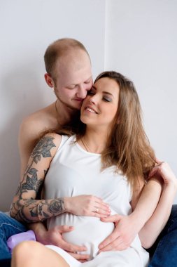 Bir çocuk, beklentisiyle güzel çift yatakta yalan.