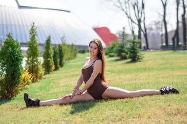 Güzel kız sicim otur germe, yapıyor.