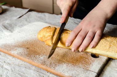 Tahtada dilimlenmiş ekmek..