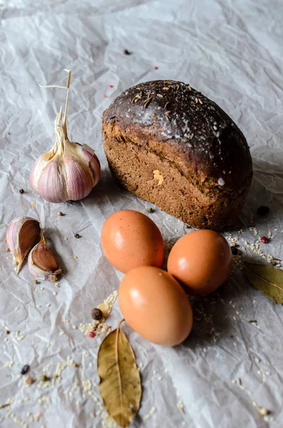 Csendélet, kenyér, tojás, fokhagyma és fűszerek. — Stock Fotó