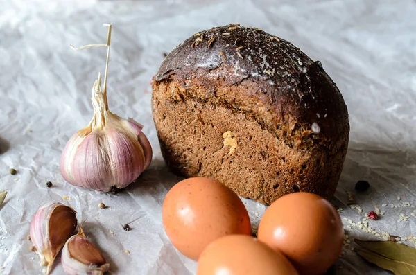 Csendélet, kenyér, tojás, fokhagyma és fűszerek. — Stock Fotó