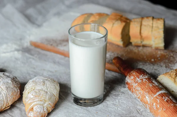 Stilleben av mjölk och bröd. — Stockfoto