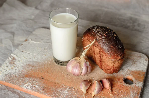 Natura morta di latte, pane e aglio . — Foto Stock