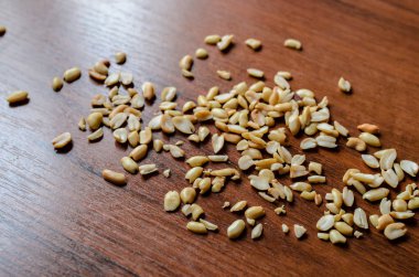 Masanın üzerine dökülen fıstık.