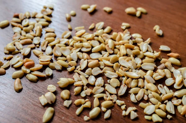 Masanın üzerine dökülen fıstık.