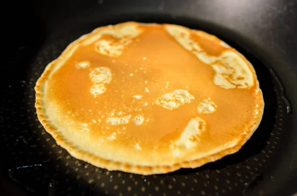 Memasak pancake dalam wajan. — Stok Foto