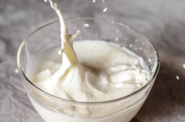 Süt bir cam tabak içinde dökülür.