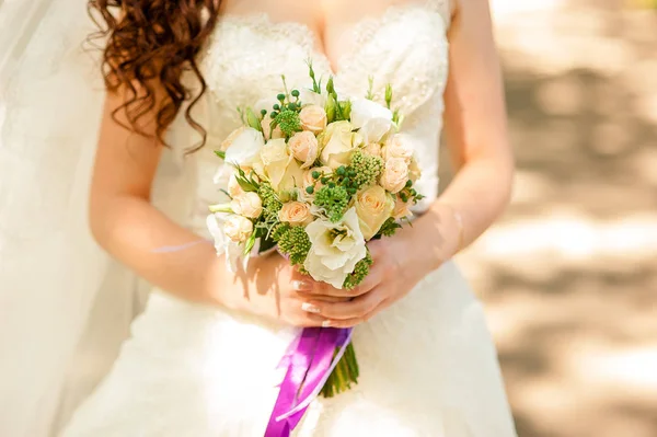 花嫁の手に結婚式の花束. — ストック写真