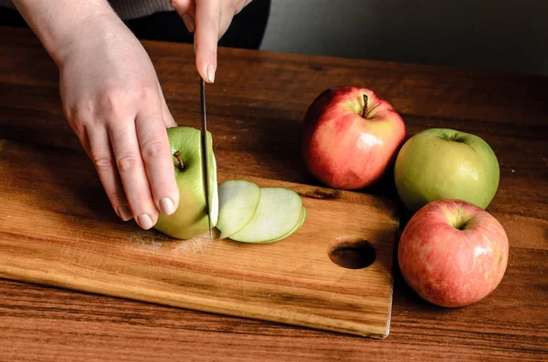 Pommes tranchées sur une planche de bois. — Photo