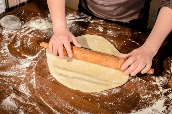 Massa de amassar para assar pão . — Fotografia de Stock