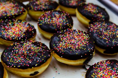 Çörek çikolata ve renkli tepesi ile.