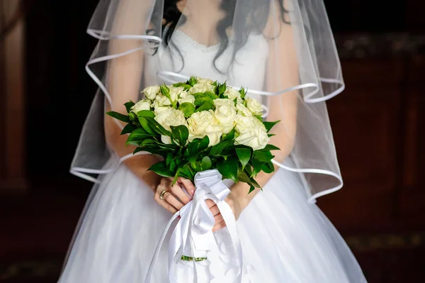 Krásná kytice v rukou nevěsty — Stock fotografie