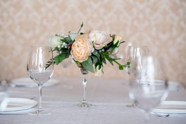 Yemek Masası ayarı çiçeklerle süslenmiş.