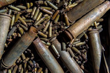 Kollu makine silah ve yüksek kalibreli makineli tüfek.