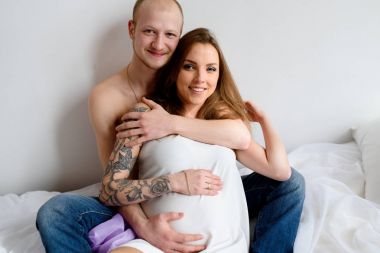 Bir çocuk, beklentisiyle güzel çift yatakta yalan.