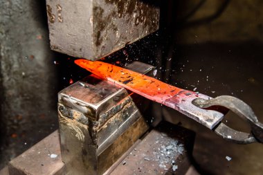 Erimiş metal dövme. Yapma bıçaklar.