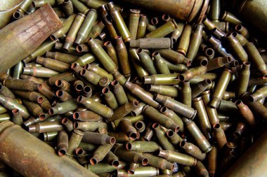 Kollu makine silah ve yüksek kalibreli makineli tüfek.