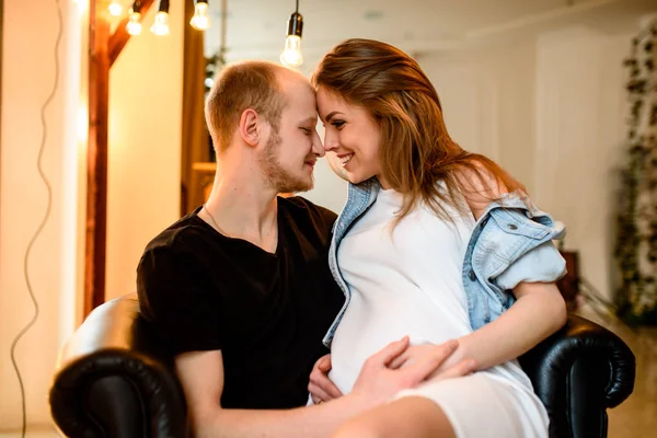 Beautiful älskande par i väntan på ett barn. — Stockfoto