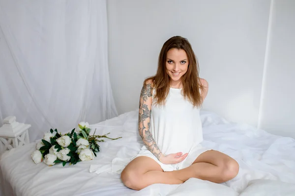 문신과 아름 다운 임신한 여자 — 스톡 사진