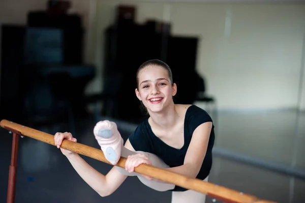 Ragazza che fa stretching nella scuola di balletto . — Foto Stock