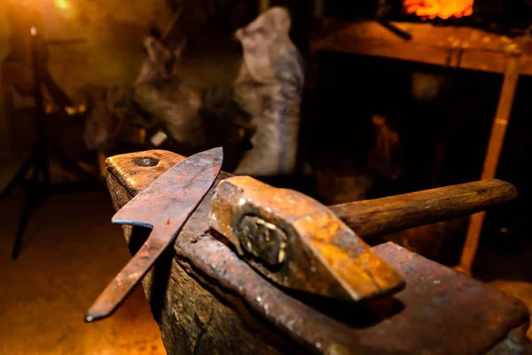 Forge, anvil, knife making. — Stock Photo, Image