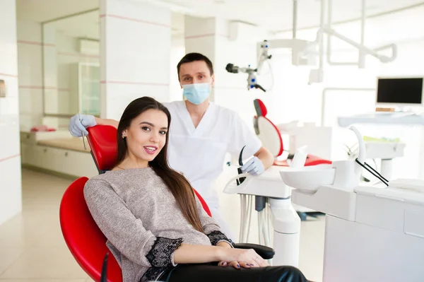 Vacker flicka på kontoret hos tandläkaren. — Stockfoto