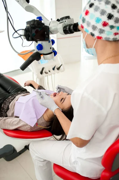 Tandläkaren är att välja en vacker flicka i tandvård — Stockfoto