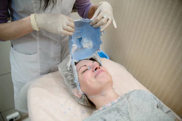 La imposición de una máscara de yeso en la cosmetología . —  Fotos de Stock