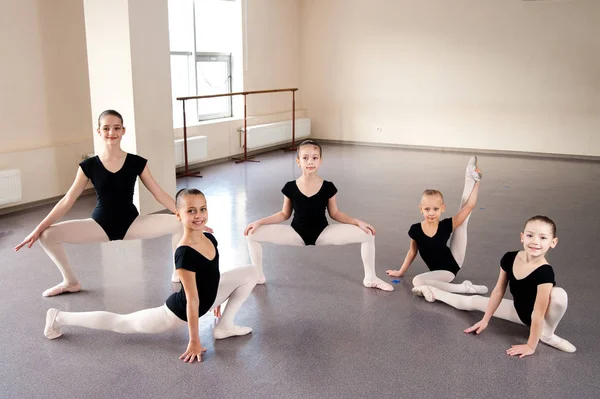 Meisjes zijn betrokken bij de choreografie in ballet klasse. — Stockfoto